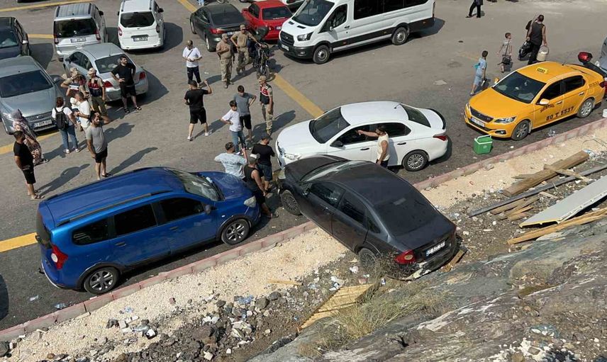 Korkulukları aşan araç alt otoparka düştü, 5 kişi yaralandı