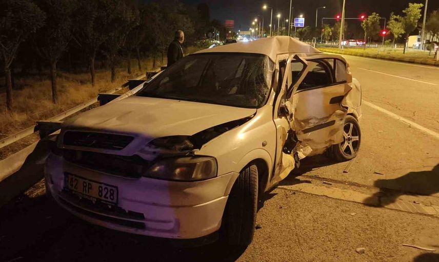 Muş havalimanı kavşağında çarpışma: otomobildeki iki kişi kurtarıldı