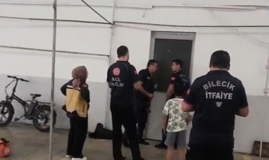 Kapalı pazar deposunda oyun tehlikesi: iki çocuk çatının çökmesiyle mahsur kaldı