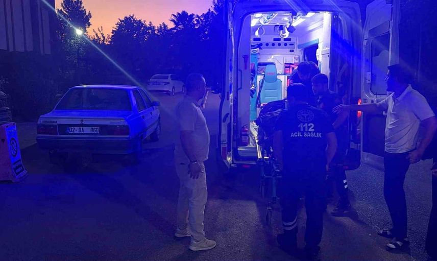 Kaldırıma çıkan otomobil Adıyaman Kahta'da üç çocuğu yaraladı