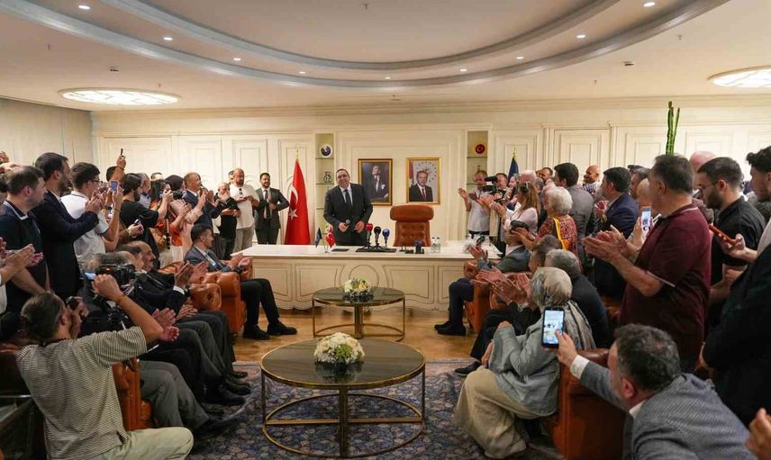 Üsküdar'da yeni dönem: Dündar Ziya Gültekin görevine başladı
