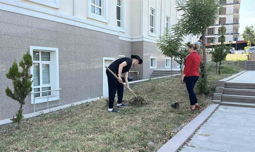 İyi niyetin yeşeren uzlaşması: adliye bahçesine 10 fidan dikildi