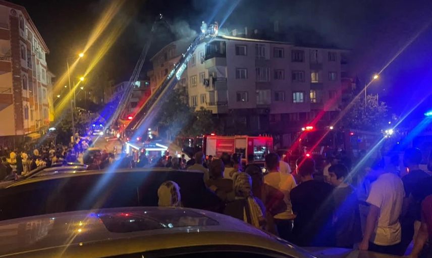 Gece saatlerinde Etimesgut'ta çatı alevleri itfaiye tarafından söndürüldü