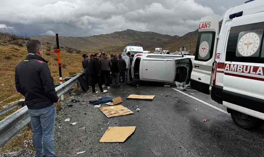 Bitlis Yolalan'da kafa kafaya çarpışma: beş kişi hastaneye kaldırıldı