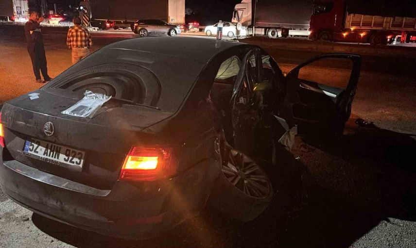 Karabük'te dinlenme tesisi çıkışındaki manevra zincirleme kazaya neden oldu, 3 yaralı