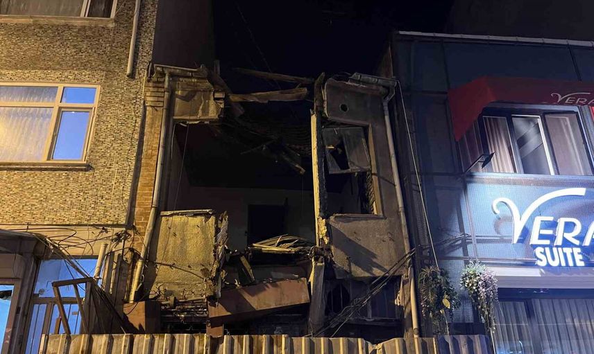 Bakırköy Cevizlik'te metruk binanın üst katı sokağa çöktü