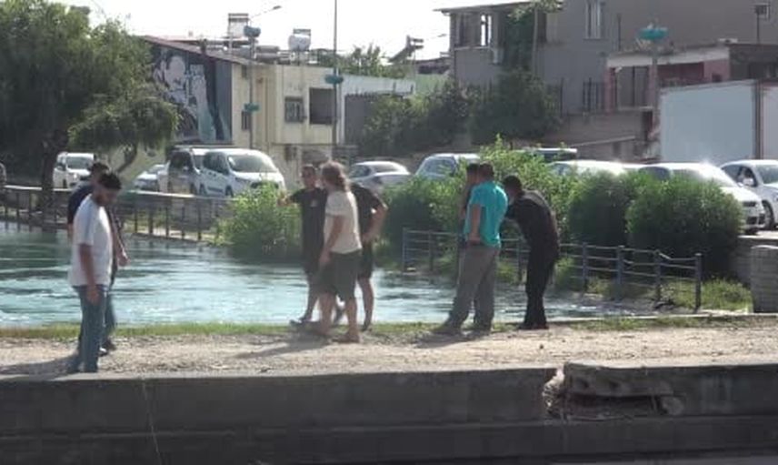 Adana'da sulama kanalında kaybolan kişinin bulunması için sualtı polisleri arama yapıyor
