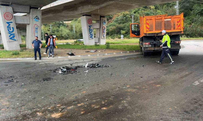 Pazar'da kavşakta çarpışma: Karayolları kamyonu ile otomobilde baba ve kızı yaralandı