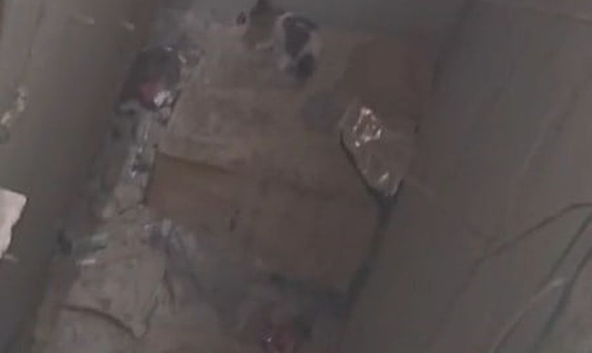 İtfaiyecilerin hassas müdahalesiyle havalandırma boşluğundan çıkarılan yavru kedi annesine kavuştu