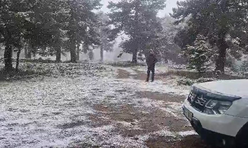 Bozüyük’te Üç Tepeler mevsimin ilk karıyla beyaza büründü