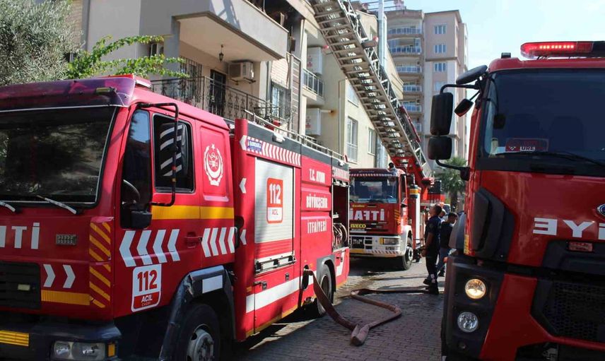 Çatı katında çıkan yangın Efeler'de tahliyeye neden oldu