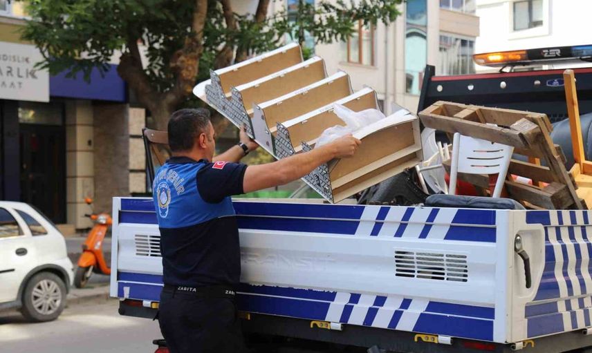 Kaldırımlarda yürüyüş güvenliği için zabıta işgallere geçit vermiyor