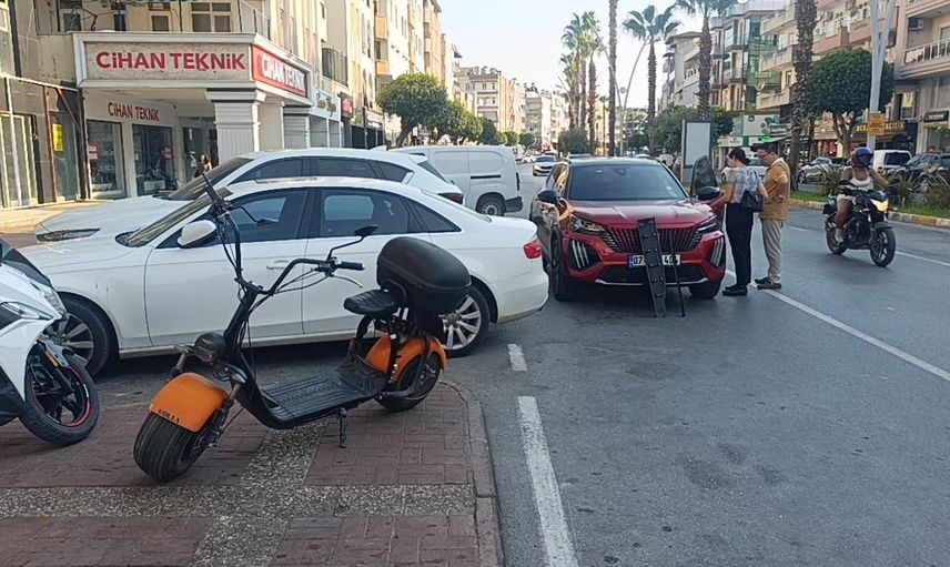 Manavgat'ta otomobil kapısına çarpan motosikletli kaza yerinden ayrıldı