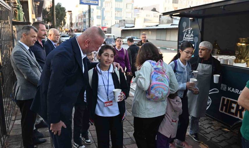 Karacabey'de sabah ritüeli: 'Çorba Bizden' öğrencilerin yüzünü güldürüyor