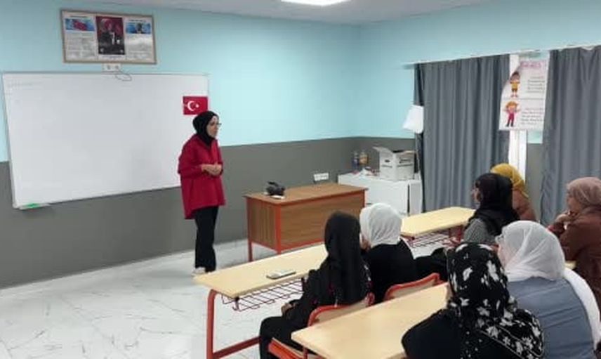 Yıllar sonra sınıfa döndüler: pasta ile mezuniyet sevinci