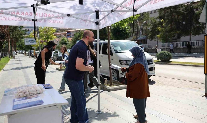 Bayburt'ta halk sağlığı haftasında aşı ve koruyucu sağlık bilinçlendirmesi