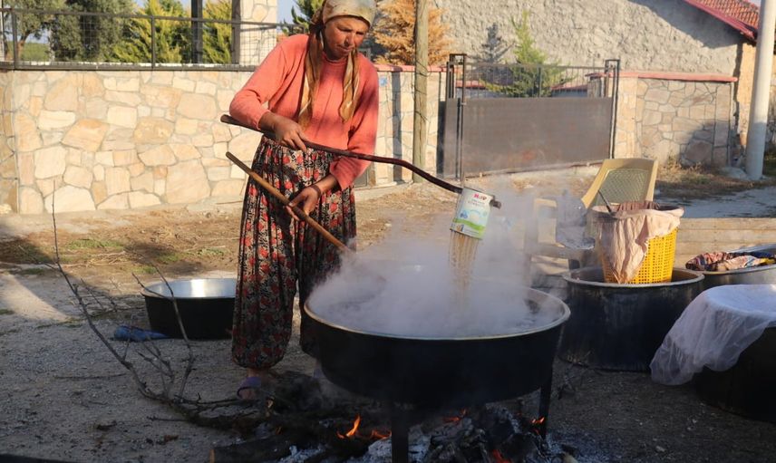 İmrallı'da kazanlar kaynıyor: kuşaktan kuşağa aktarılan pekmez geleneği