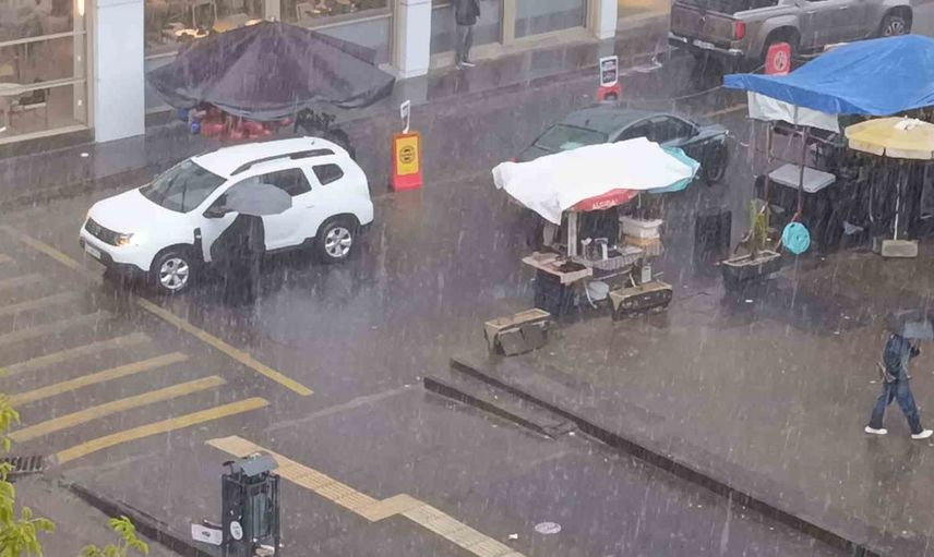 Bingöl'de sağanak sonrası gökkuşağı, yükseklerde dolu yolları beyaza bürüdü