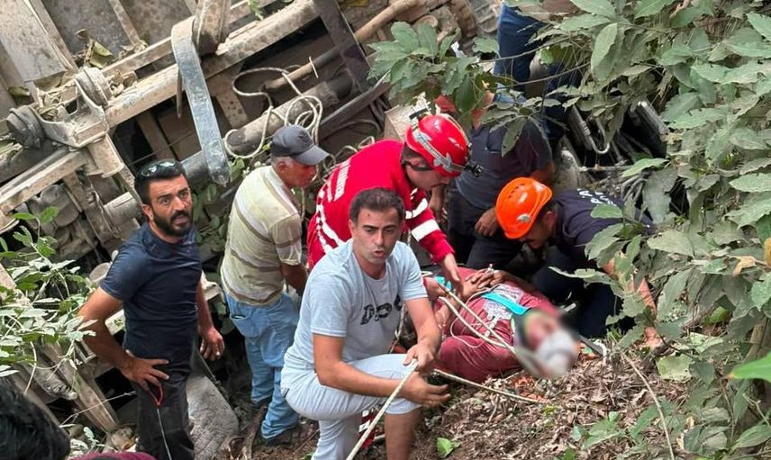 Yayla yolunda direksiyon hakimiyetini yitiren kamyonet şarampole yuvarlandı, baba ve oğlu yaralandı