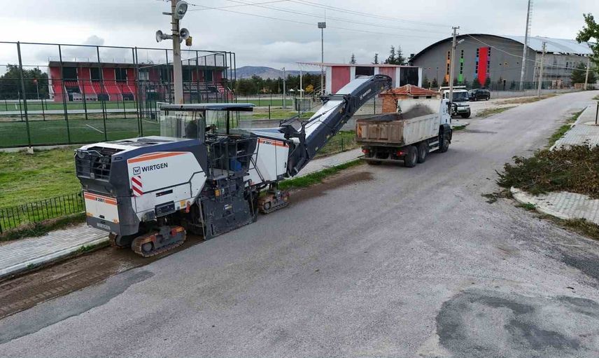 Bolvadin'de sokaklarda 17 bin 500 metrekarelik sıcak asfalt atağı