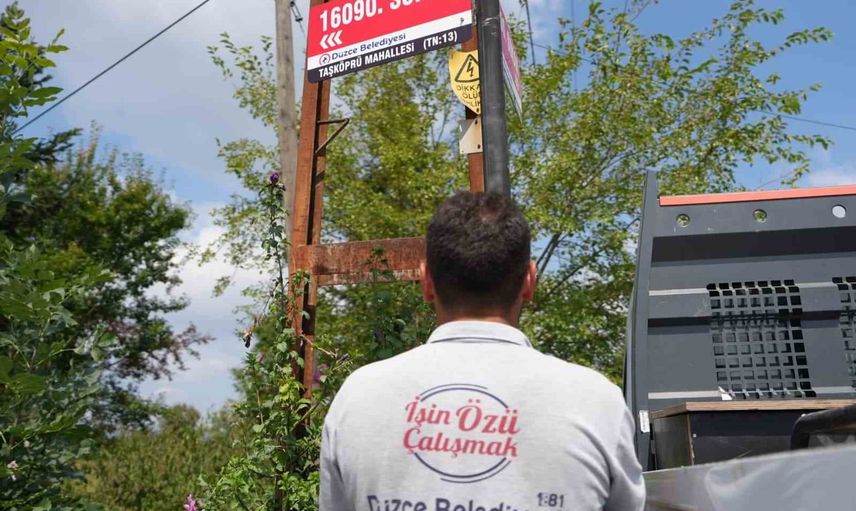Taşköprü mahallesinde sokak tabelaları yenileniyor