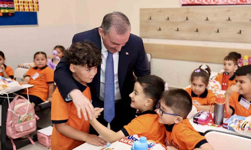 Sultanbeyli'de ilkokula başlayan 9 bin öğrenciye ücretsiz eğitim paketi