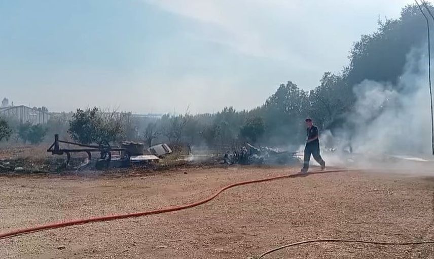 Serik'te rüzgârla büyüyen otluk yangını serada hasar bıraktı, evler son anda korundu