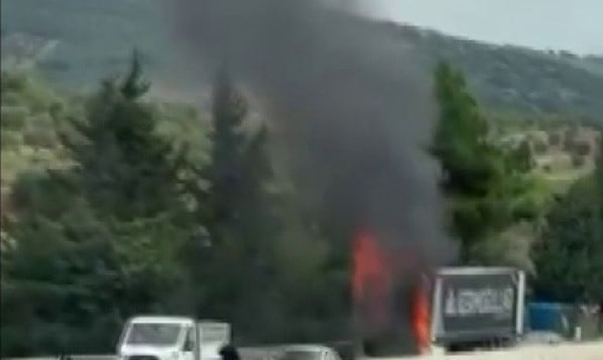 Motor bölümünde çıkan yangın İskenderun-Antakya yolunda tırı kullanılamaz hale getirdi
