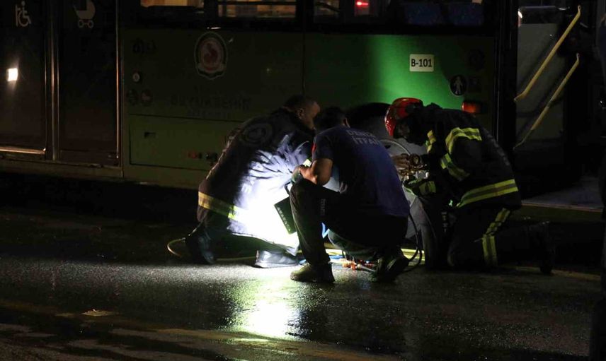 Denizli'de motosiklet devrildi: sürücü otobüs altında kalarak yaşamını yitirdi