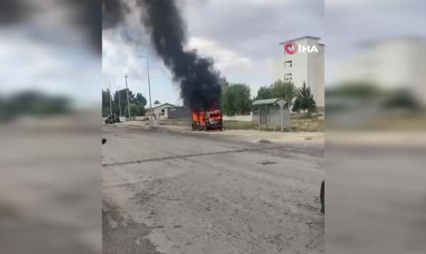 Nusaybin'de park halindeki hafif ticari araç yangını kontrol altına alındı