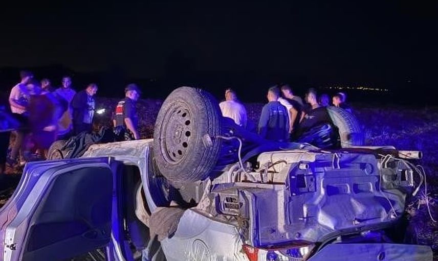 Bostanlar köyü'nde kontrolü kaybeden otomobil şarampole uçtu, üç kişi yaralandı