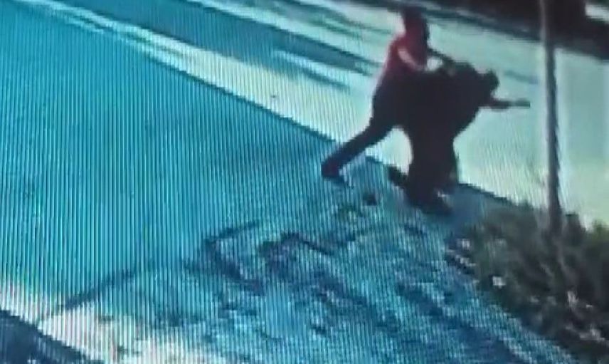 Sokağın ortasında engelli vatandaşa darp: kamera kaydı şüpheliyi tekrar gözaltına getirdi