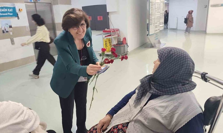Hastalarla yüz yüze hak bilinci: karanfil ve broşürle farkındalık