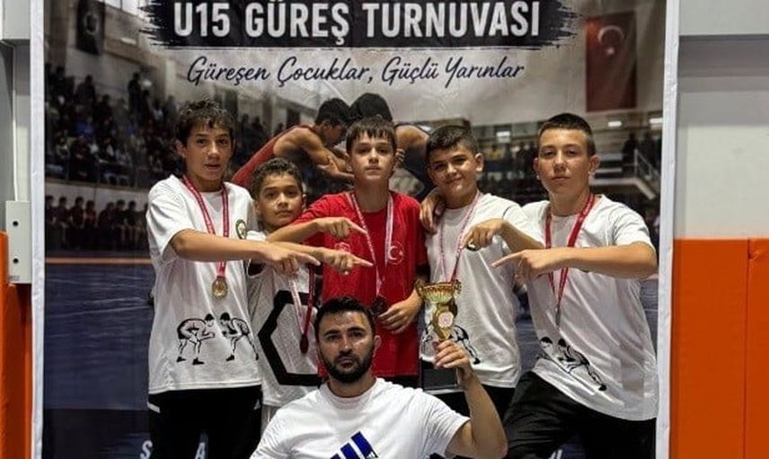 Tavşanlı'nın U15 güreşçileri Sakarya'da takım şampiyonluğunu getirdi