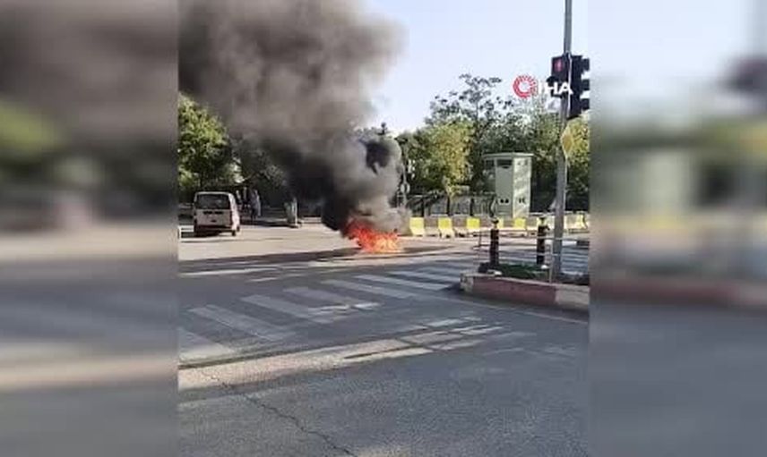 Siirt'te kaza sonrası motosiklet yandı, sürücüler yara almadan kurtuldu