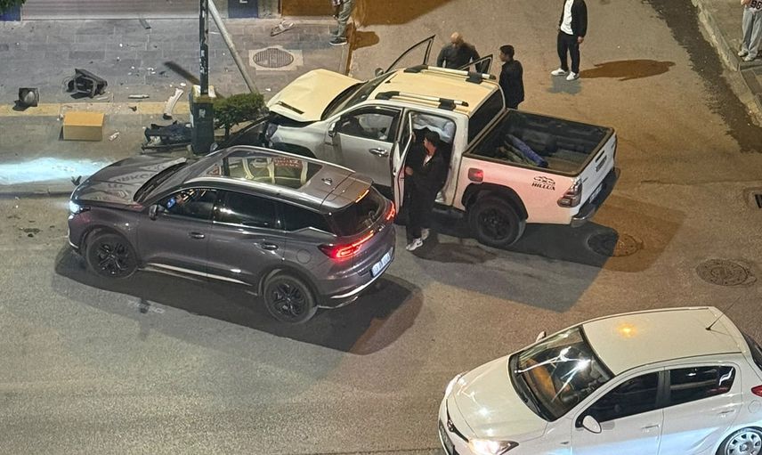 Tatvan'da Cumhuriyet Caddesi'nde çarpışma: beş kişi hafif yaralandı