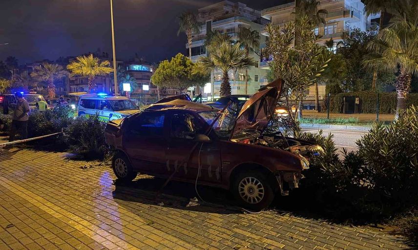 Alanya'da D-400'de arkadan çarpışma: bir yolcu kritik durumda