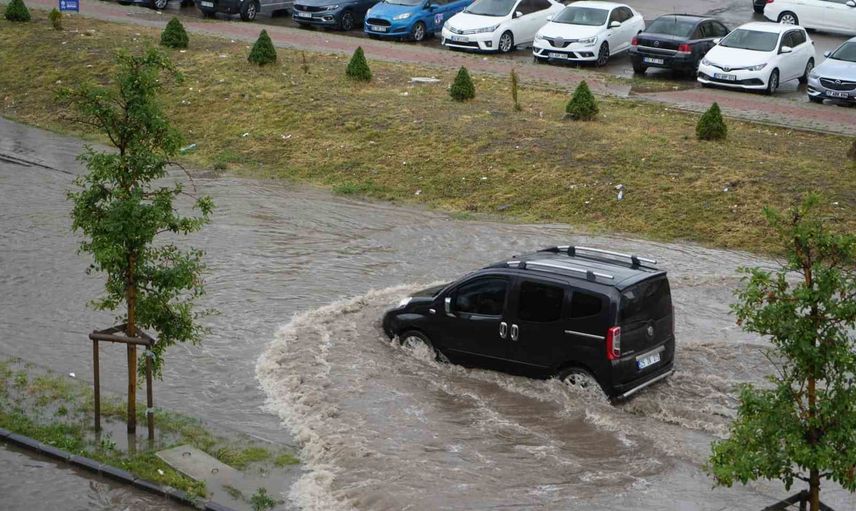 Erzurum'da yarım saatlik sağanak ulaşımda aksamaya yol açtı