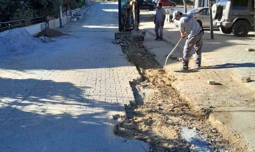 Kuşadası'nda 68 noktada yol ve altyapı çalışmaları hız kesmedi