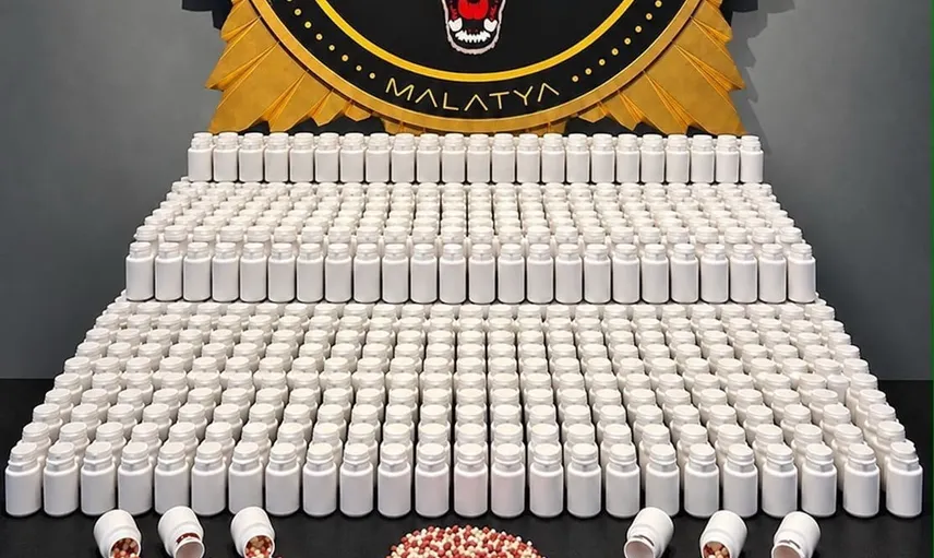 Malatya'da polisten sokak satıcılarına operasyon: 44 bin 616 sentetik ecza hapı ele geçirildi
