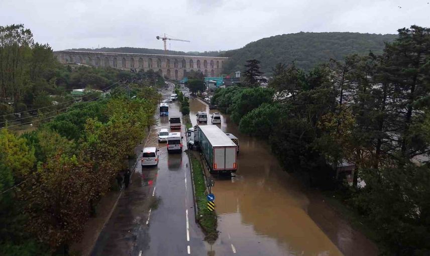 Kemerburgaz Cendere yolunda yükselen sular trafiği aksattı