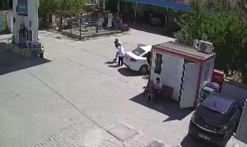 Akaryakıt istasyonunda yaşanan panikte polis müdahalesi hayat kurtardı