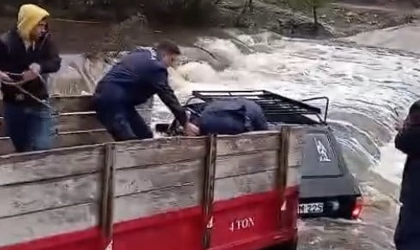 Koçarlı'da taşan derede mahsur kalan araçtaki iki kişi traktörle kurtarıldı