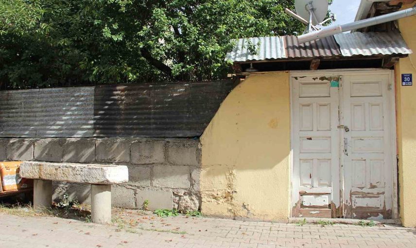 Kaldırıma taşınan musalla taşı 55 yıllık iz bıraktı