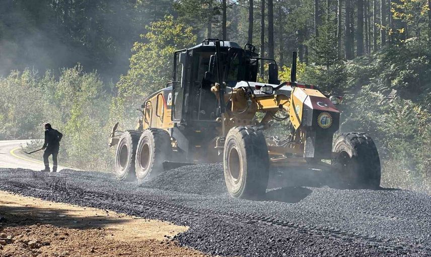Kırsalda ulaşımı iyileştirmek için Bıçkıyanı-Topuk Yaylası yolunda yama çalışması