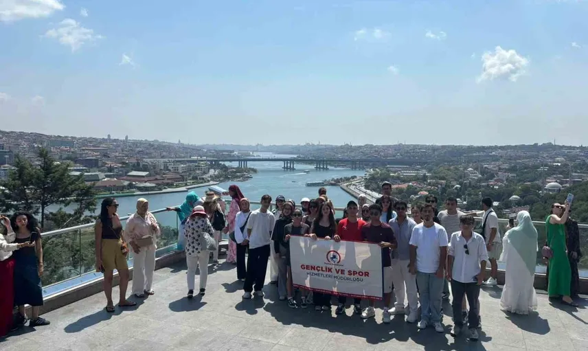Düzceli gençlerden Haliç'te kürek ve tarihi keşif dolu gün