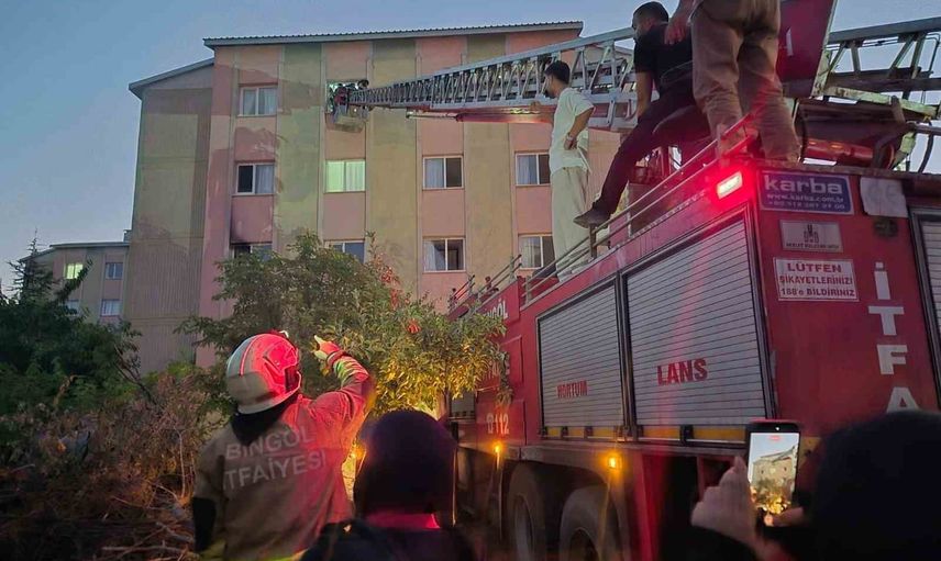 Bingöl'de 16 daireli apartmanda yangın: itfaiye merdiveniyle mahsurlar kurtarıldı