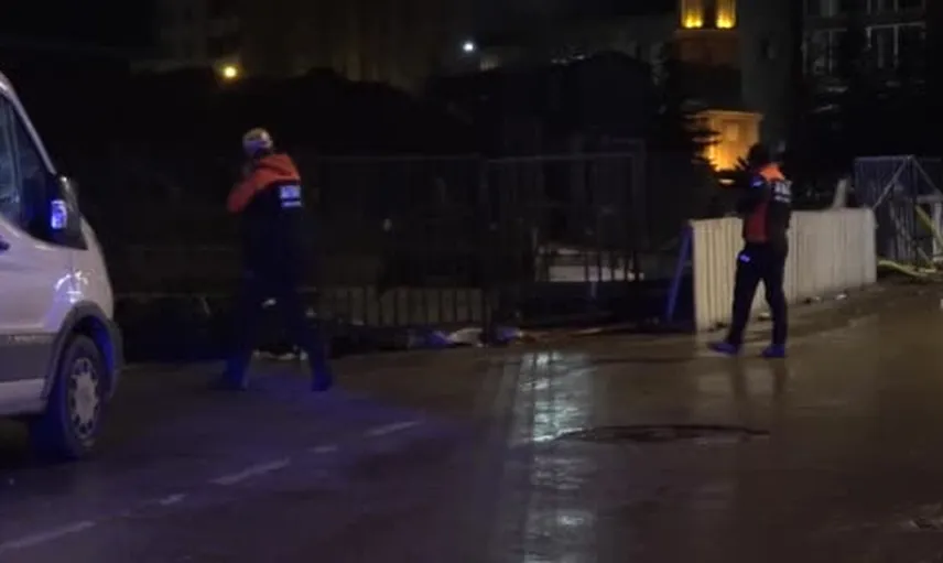 Erzurum'da gece yağışı inşaat temelini çökertti; ana cadde tedbir amaçlı kapatıldı
