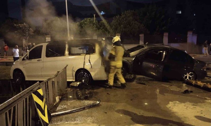 Sultanbeyli'de çarpışma sonrası alev alan otomobil gerginliğe yol açtı
