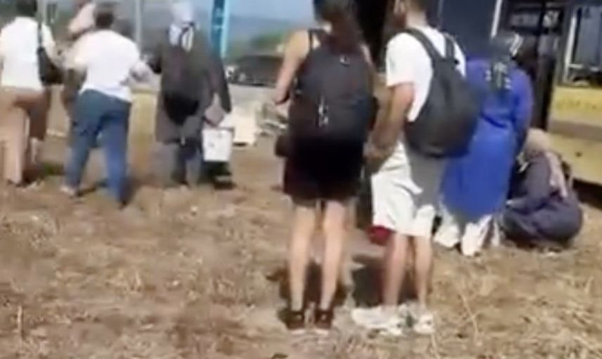 Gemlik'te belediye otobüsü trafonun direğine çarptı, yolcular yara almadan kurtuldu